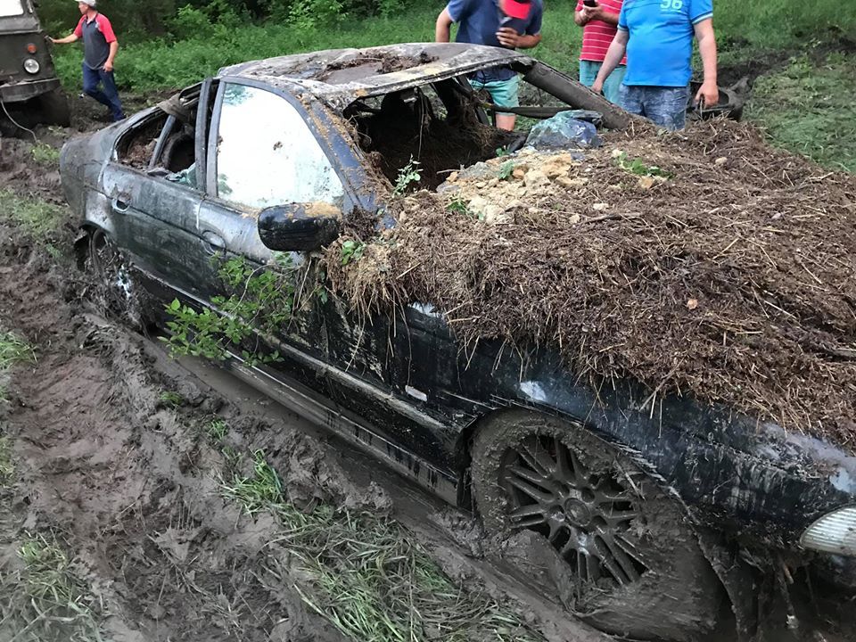 В Новых Аненах во время сильного дождя поток воды смыл BMW в канал.