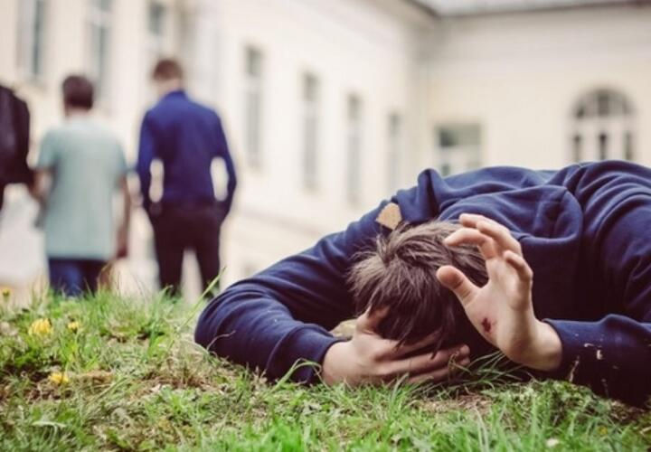 Câțiva elevi din Anenii Noi i-au bărbierit sprâncenele unui coleg: Poliția desfășoară o anchetă.