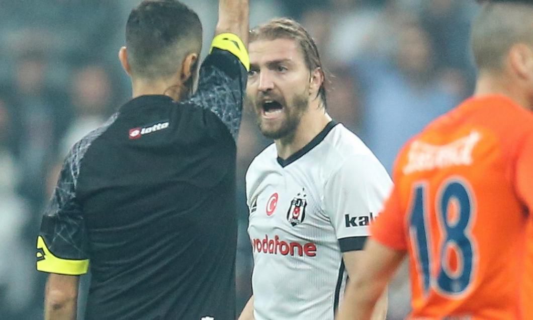 Un fotbalist turc riscă doi ani de închisoare pentru insulte aduse unui arbitru. 