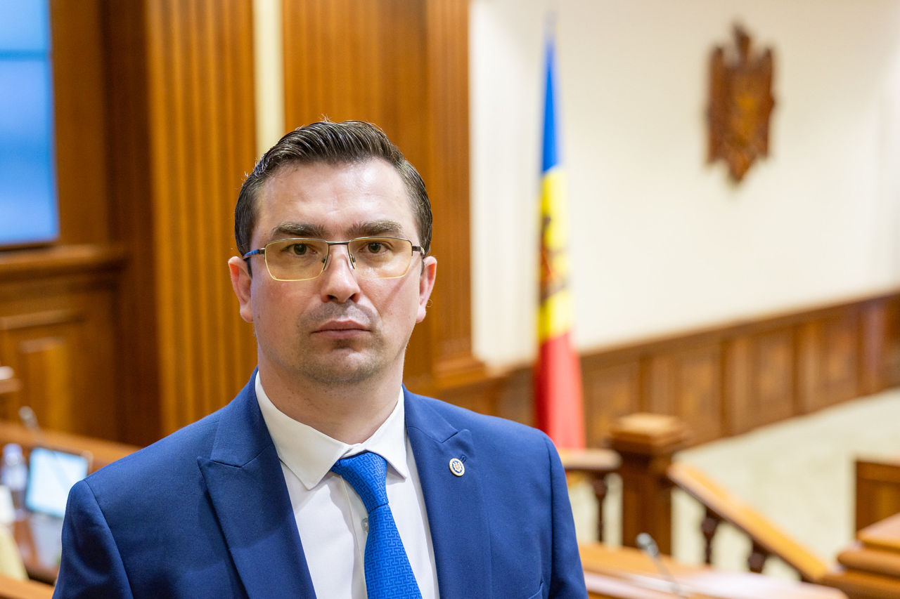 Parlamentul l-a numit pe Constantin Borosan în funcţia de director al ANRE.