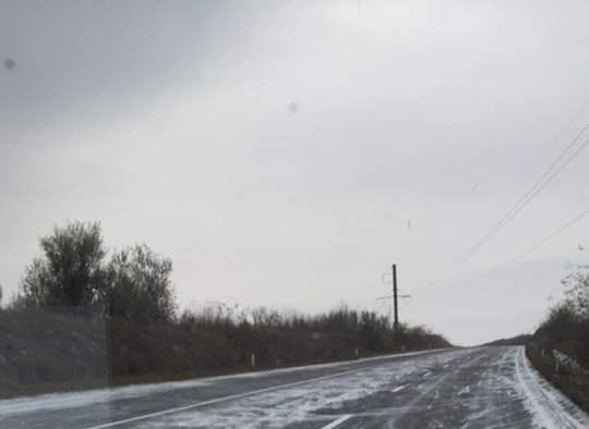 В Каушанском районе снег припорошил дороги.