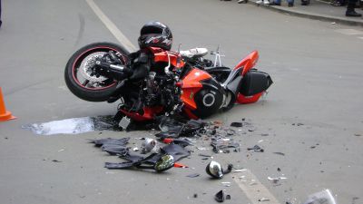 Două din accidente au fost provocate de motocicliști, în care unul din conducători era minor și, neisprăvindu-se cu conducerea, s-a inversat.