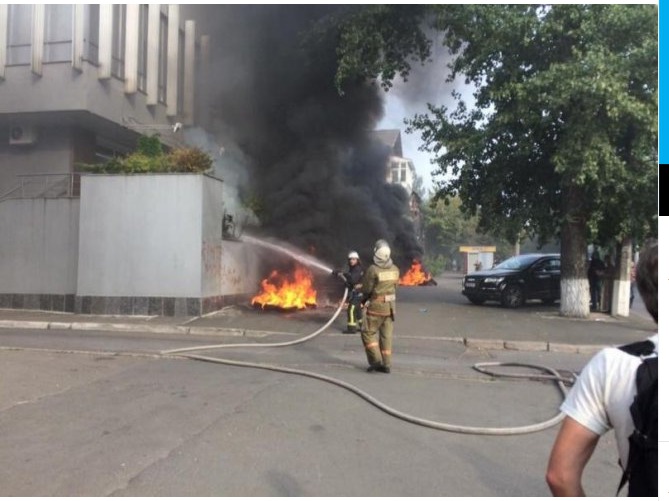 20 de persoane au incendiat sediul postului de televiziune ”Inter” din Kiev.