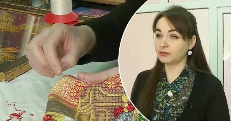 Учительница из Бозиен вышивает великолепные картины бисером.