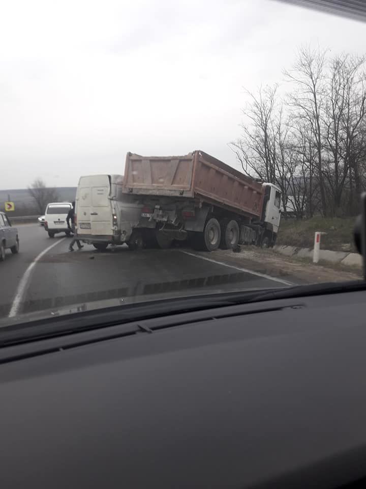 Грузовик и микроавтобус попали в ДТП на трассе Кишинев-Оргеев .
