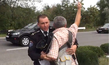 Poliția cu greu a oprit protestatarul care sa aruncat asupra cortegiului Patriarhului.