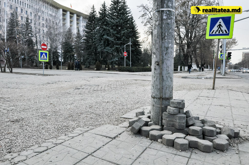 Iată ce va face Primăria Chișinău cu pavajul demontat de pe străzile din centru, care au fost renovate recent. Foto: realitatea.md