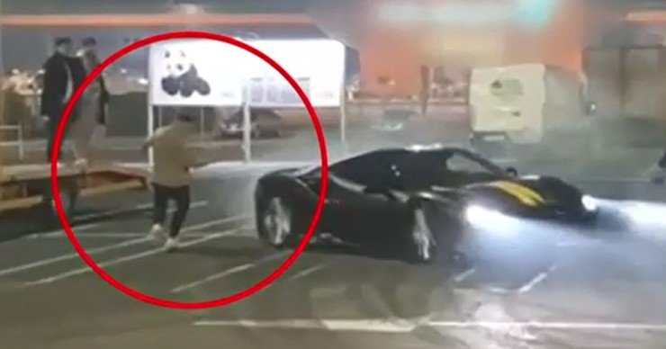 В Бухаресте водитель Ferrari устроил дрифт на парковке и едва не сбил человека.