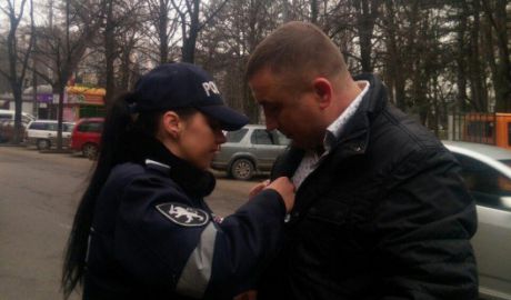 Șoferi au primit mărţişoare de la inspectorii de patrulare. Foto: igp.gov.md