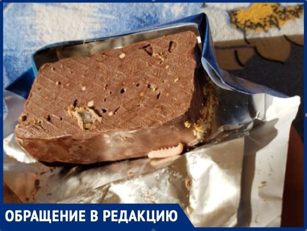 В столичном магазине продают конфеты с червями.