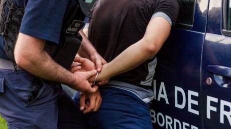 Bănuitul a fost reținut pentru 72 de ore. Poliţia continuă investigaţiile.