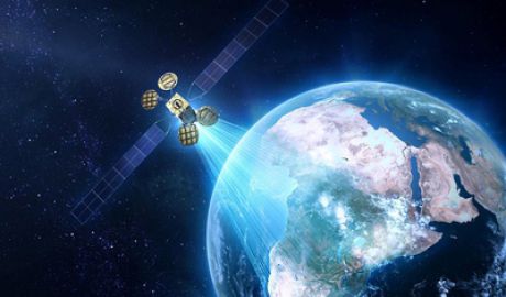 Internetul ar putea ajunge în zone greu accesibile cu ajutorul unui satelit. Foto: mediafax.ro