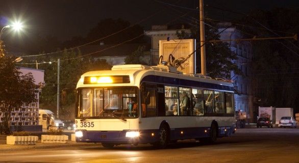 Călătoria cu troleibuzul pe timp de noapte ar putea costa mai scump. Foto: independent.md
