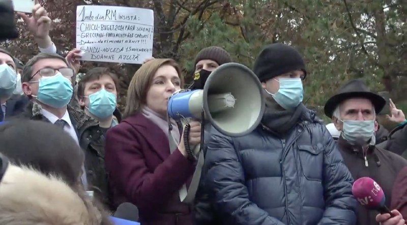 Избранный президент Майя Санду вышла к протестующим.