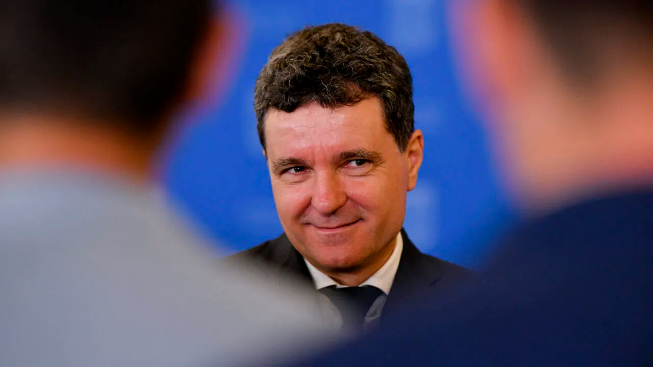 СМИ: Президент Румынии перестал отвечать на звонки граждан.