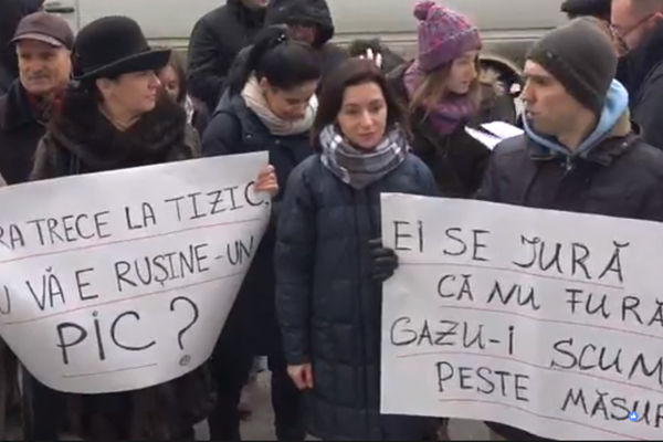 Protest la ANRE: Tarife mai mici pentru gazele naturale
