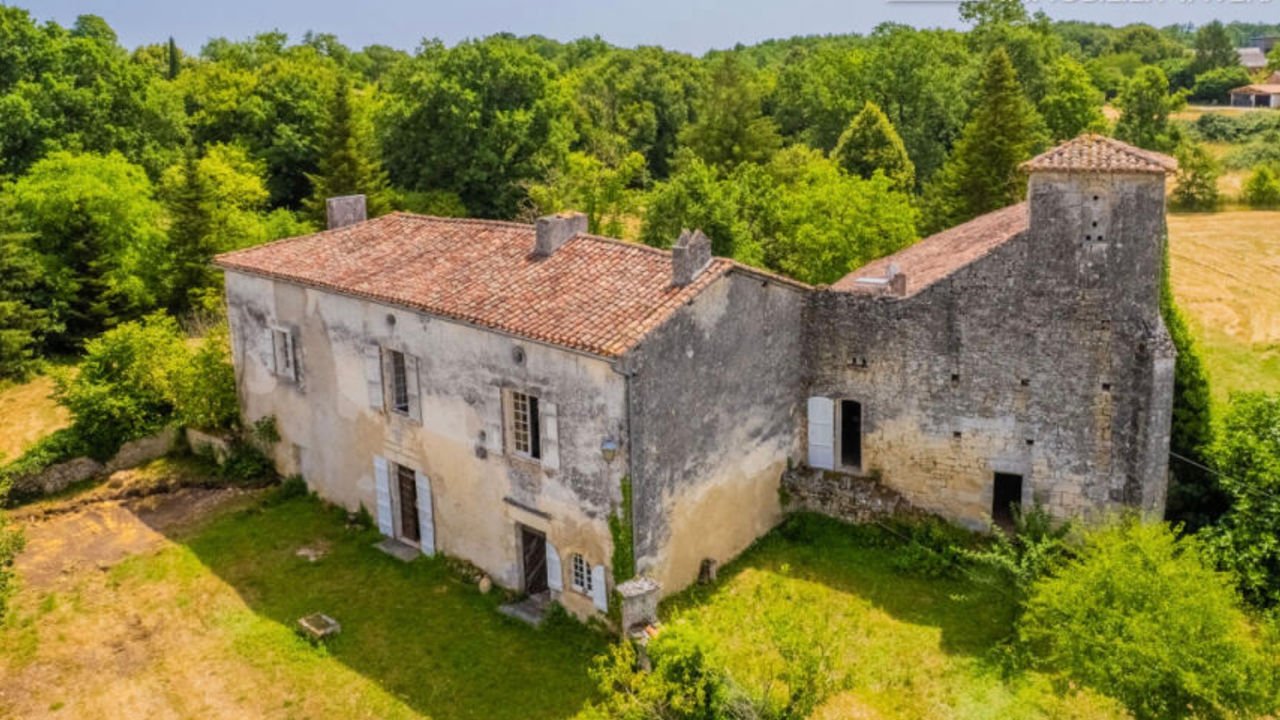 O veche mănăstire cu „cameră pentru leproși”, scoasă la vânzare în Franța.
