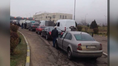 Cozi enorme la punctul de trecere Leuşeni-Albiţa. Şoferii sunt nevoiţi să aştepte ore în şir pentru a traversa frontiera cu România.