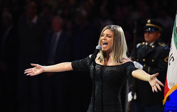 Fergie s-a făcut de râs. A distrus complet imnul Statelor Unite. Foto: Click
