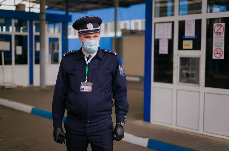 Желая скрыть фальшивый паспорт, молдаванка на границе бросила его в урну.