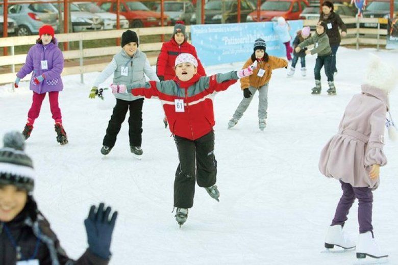 Masterclass la un patinoar: Peste 200 de oameni, ghidaţi pe gheață