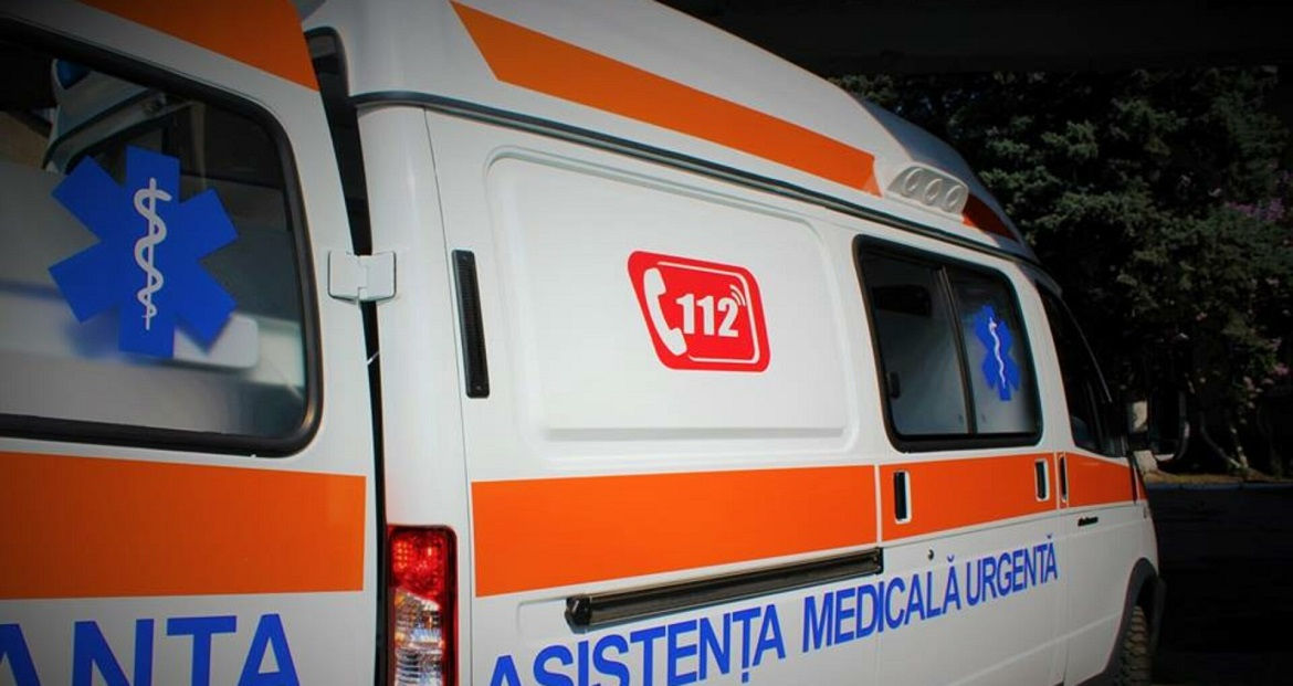 Un medic de pe ambulanță, agresat de un bărbat beat: S-a ales cu o fractură la picior.