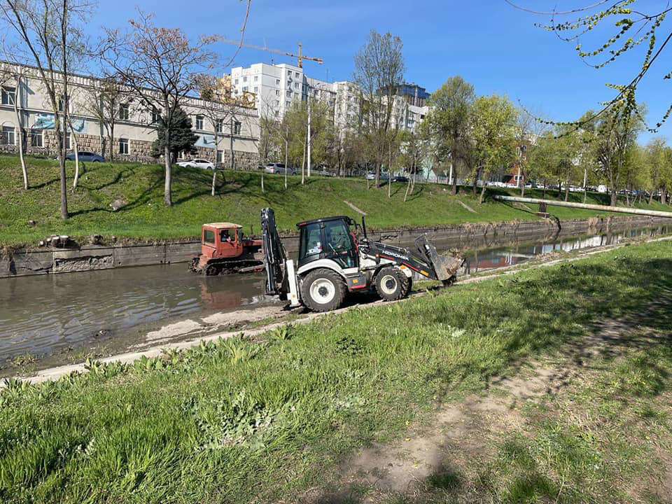 Продолжаются работы по бетонированию русла реки Бык.