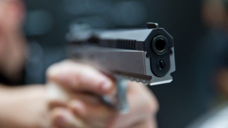 O femeie în vârstă de 32 de ani a fost împușcată în picior.