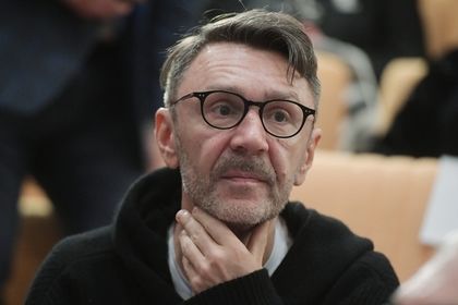 Ранее Шнуров в шоу «Z+» сравнил Москву с женским половым органом, а Санкт-Петербург — с мужским.