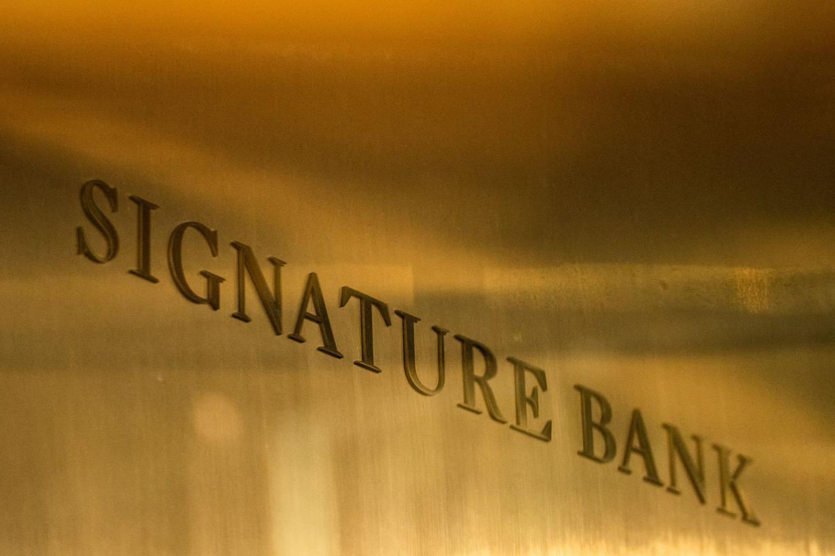 Американский Signature Bank закрылся вслед за SVB.