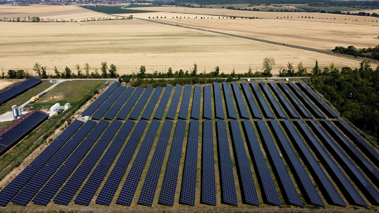 UE va renunța la invertoarele chinezești pentru obiectivele energetice din cauza riscurilor privind securitatea cibernetică.