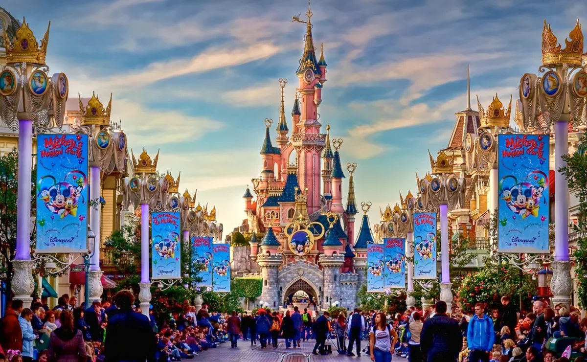 Disney повышает цены на билеты в свои парки развлечений.