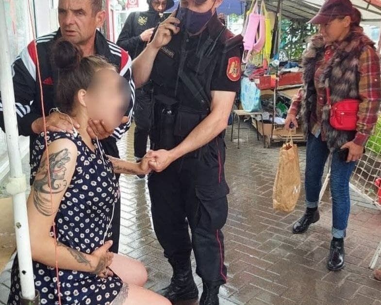 В Комрате беременной девушке стало плохо на рынке. Ей помогли карабинеры.