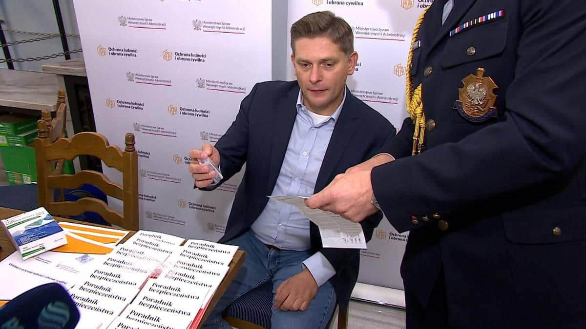В Польше депутат публично сдал тест на наркотики после обвинений в неадекватном поведении.