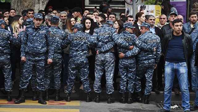 Протесты в Армении разрастаются, власти призывают к диалогу.