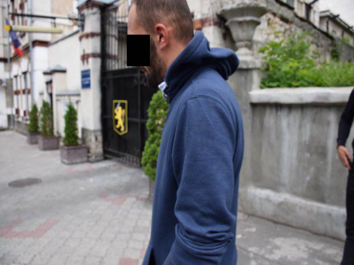 Un tânăr de 26 de ani a fost reținut după ce ar fi lovit un pieton, iar ulterior ar fi fugit de la fața locului.