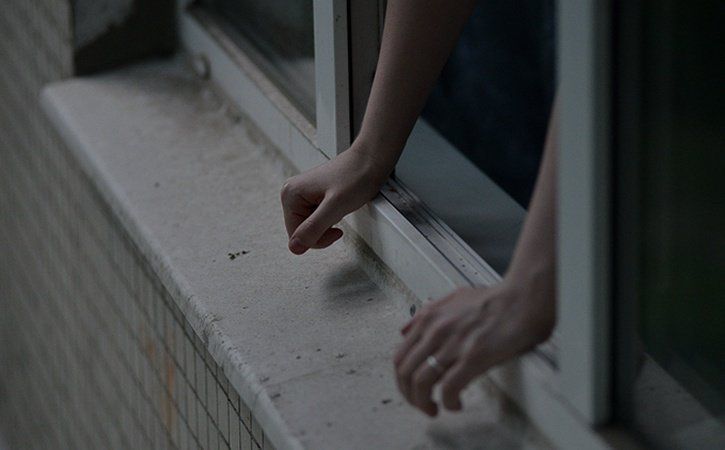 В Бельцах 27-летняя женщина пыталась сброситься с 10 этажа.