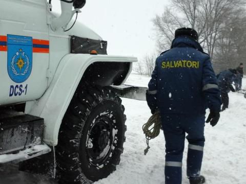 Vremea le-a dat bătăi de cap unor șoferi. Au intervenit salvatorii . Foto: dse.md
