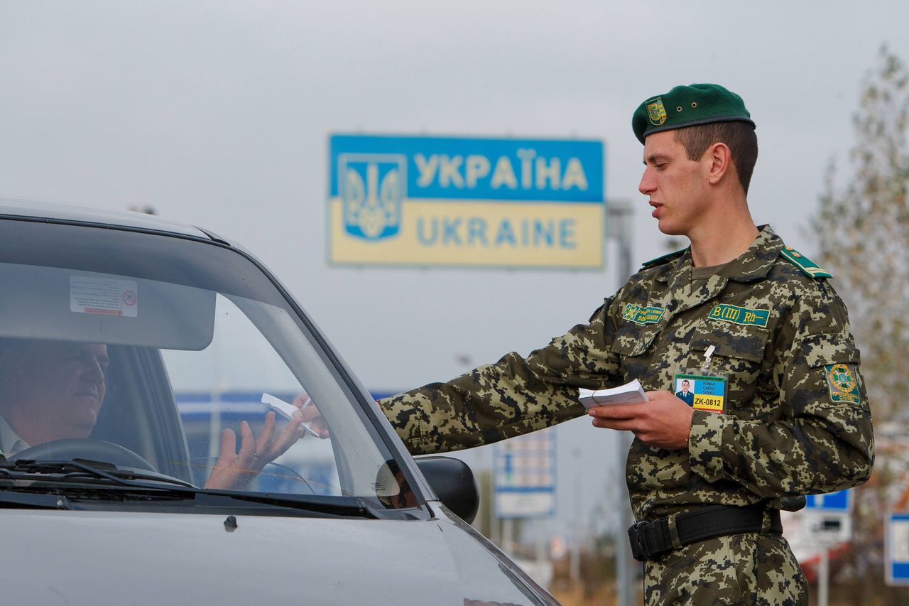 Украинские пограничники задержали два похищенных транспортных средства.