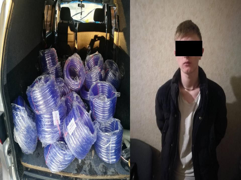 A furat 22 de bobine și o jantă de cauciuc. Riscă 4 ani detenție
