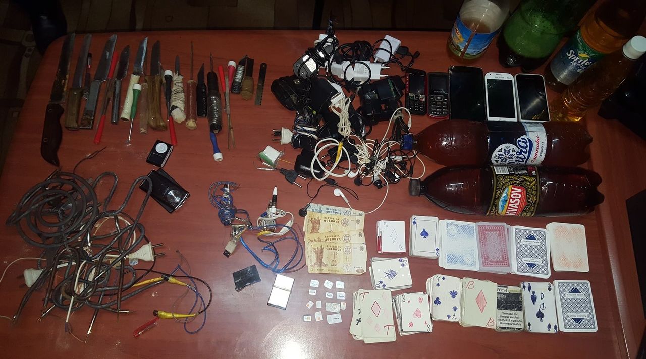 Obiecte interzise, depistate în mai multe penitenciare. 