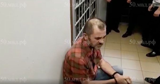Мужчина ворвался с оружием в магазин, выстрелил в потолок и закрылся внутри. 