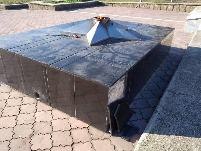 На Мемориале Славы в Комрате вандалы разрушили плитку.
