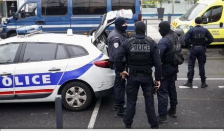Zona financiară a tribunalului de mare instanță din Paris, evacuată după o alertă cu bombă. 