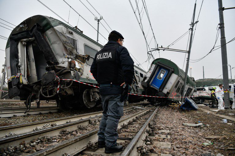 Tren deraiat lângă Milano. Bucată de lemn, găsită sub şină.