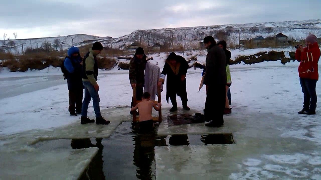 Inuman: Un preot bagă în apă rece un copil ce plânge isteric