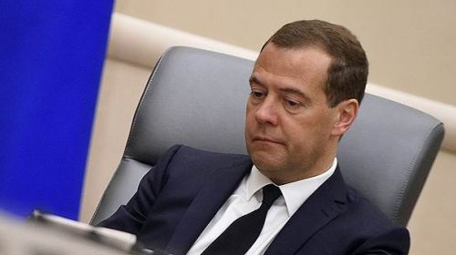  Рейтинг Медведева упал из-за расследования Алексея Навального.