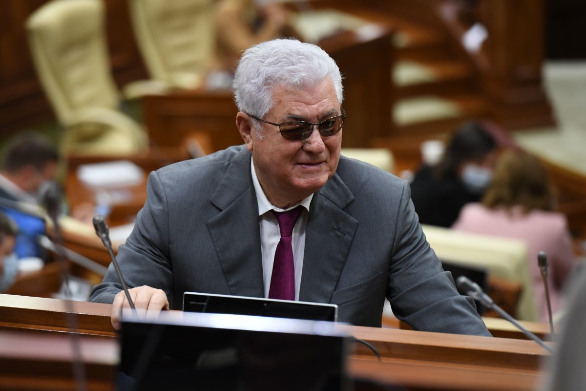На заседании парламента Владимир Воронин не снимал солнцезащитные очки.