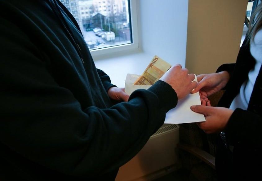 Два полицейских и таможенник занимались вымогательством у частной фирмы.