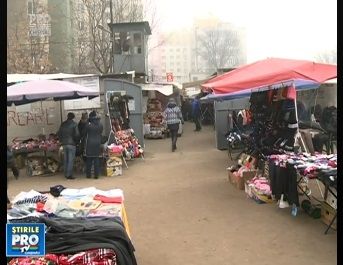 Doi indivizi au taiat corturile in care vanzatorii si-au lasat peste noapte marfa si au luat tot ce au gasit. 
